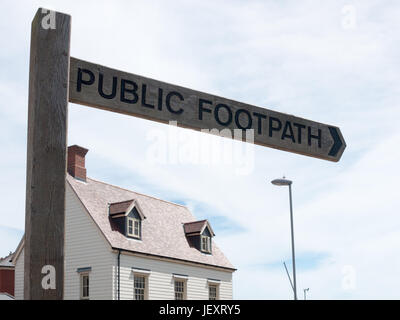 Holzpfosten in der Stadt sagen öffentlichen Fußweg Stockfoto