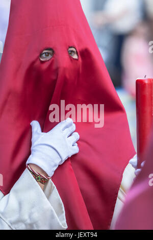 Detail reuige rot mit einer Kerze während der Karwoche, Spanien Stockfoto