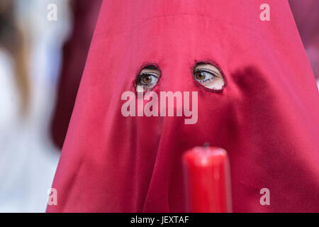 Detail reuige rot mit einer Kerze während der Karwoche, Spanien Stockfoto