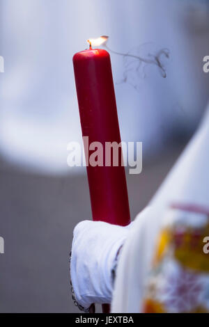 Detail reuige rot mit einer Kerze während der Karwoche, Spanien Stockfoto