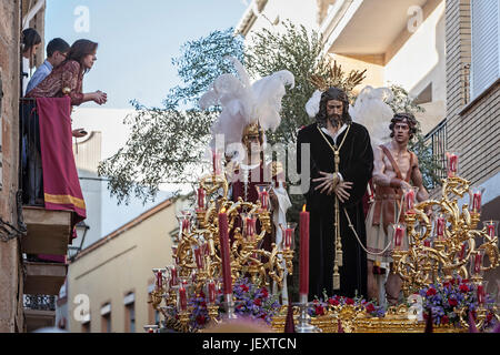 Linares, Provinz Jaén, Spanien - 17. März 2014: Bruderschaft Jesu Corsage macht Station der Buße, Linares, Provinz Jaen, Andalusien, Spanien Stockfoto