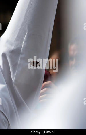 Detail reuige rot mit einer Kerze während der Karwoche, Spanien Stockfoto