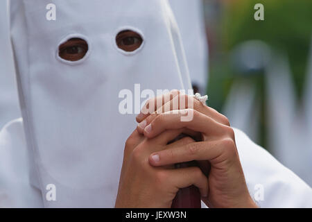 Detail reuige rot mit einer Kerze während der Karwoche, Spanien Stockfoto