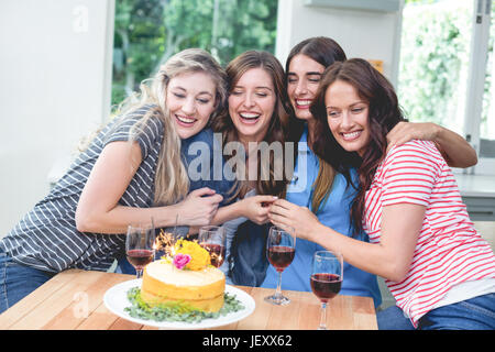 Glückliche Freunde feiern einen Geburtstag Stockfoto