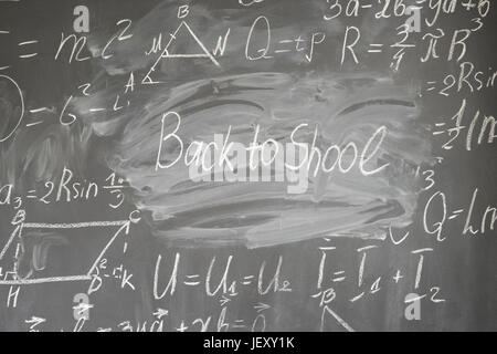 Formeln in weißer Kreide und zurück in der Schule geschriebene Worte auf Tafel geschrieben Stockfoto