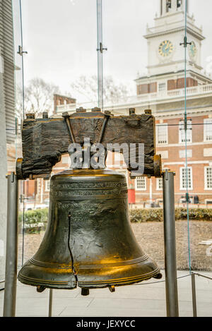 Die Liberty Bell mit Independence Hall in Philadelphia, Pennsylvania im Hintergrund Stockfoto