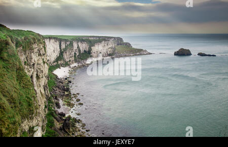 In der Nähe von der kleinen Insel Carrickarede (von Irisch: Carraig eine "Ráid, bedeutet"Fels des Castings") in der Grafschaft Antrim in der Nähe von Ballintoy, Irland Stockfoto