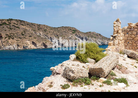 Felsen am Ufer und Azure Meerwasser in Firopotamos Bay in sonnigen Tag. Milos, Kykladen, Griechenland. Stockfoto