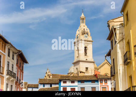 Turm der Kirche Santa Maria und bunten Häusern in Xativa, Spanien Stockfoto