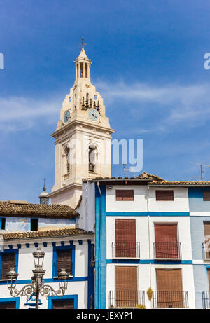 Turm der Basilika Santa Maria und blaue Häuser in Xativa, Spanien Stockfoto