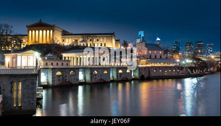 Philadelphia Museum der Kunst und Wasserwerk Nightscape entlang des Schuylkill River in Philadelphia, Pennsylvania. Stockfoto
