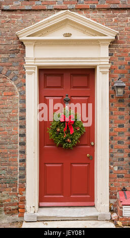 Koloniale rote Tür in historischen Elfreth Gasse in Philadelphia mit Giebel und Weihnachten Kranz. Stockfoto