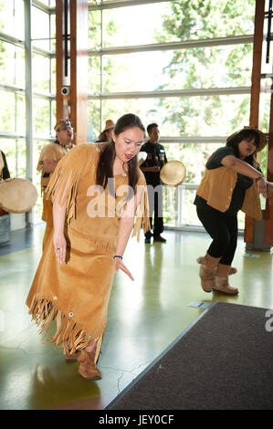 Erste Tänzer Nationen bei der SLCC auf National Aboriginal Day.  Squamish Lil'wat Kulturzentrum.  Whistler, BC, Kanada Stockfoto