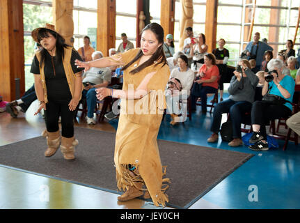 Erste Tänzer Nationen bei der SLCC auf National Aboriginal Day.  Squamish Lil'wat Kulturzentrum.  Whistler, BC, Kanada Stockfoto