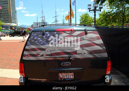 Etwas sehen, etwas sagen, Slogan, Edmund Burke Angebot und die amerikanische Flagge auf der Heckscheibe von Ford Expedition SUV, Binnenhafen, Baltimore, Maryland, Stockfoto