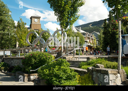 Der Whistler Village mit den Olympischen Ringen, in der Nähe von Whistler Olympic Plaza.  Whistler BC, Kanada. Stockfoto