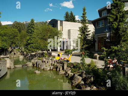 Der Whistler Village an einem sonnigen Sommertag.  Whistler BC, Kanada. Stockfoto