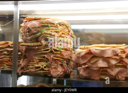 Kühlschrank mit vielen gefüllte Sandwiches genannt Spianata oder Piadina in italienischer Sprache mit Rohschinken und verschiedenen salami Stockfoto