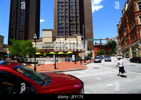 Frau Kreuzung Straße Straßen Markt und Cafe,Charles Street, Baltimore, Maryland, USA Stockfoto