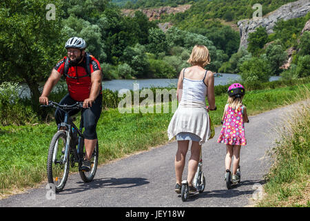 Mutter mit Tochter auf Schub-Roller und Radfahrer auf Radweg im Berounka-Tal, Tschechische Republik Fahrrad Europa Fußweg Stockfoto