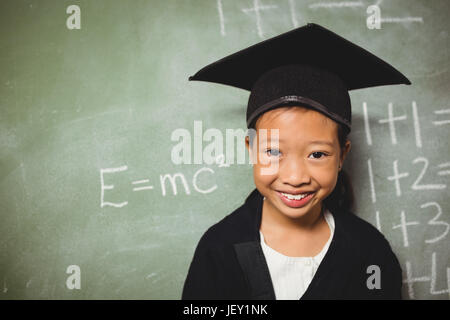 Schulkind in einem Abschluss-outfit Stockfoto