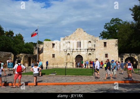 Touristen versammeln sich vor der Alamo in San Antonio zu fotografieren und besuchen das Museum texanische Unabhängigkeit. Stockfoto