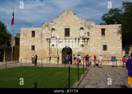 Touristen versammeln sich vor der Alamo in San Antonio zu fotografieren und besuchen das Museum texanische Unabhängigkeit. Stockfoto