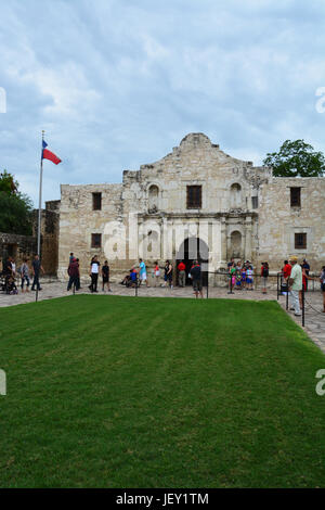 Touristen versammeln sich vor der Alamo in San Antonio zu fotografieren und besuchen das Museum texanische Unabhängigkeit. Stockfoto