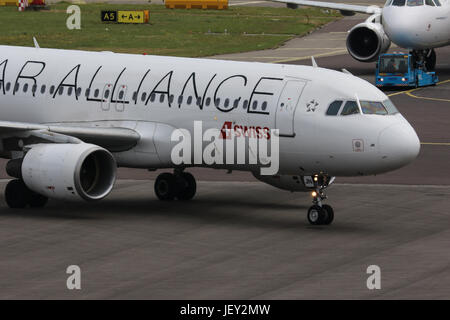 Ein Swiss Airlines Airbus A320 in der Airlines Star Alliance besondere Farbgebung des taxis auf Stand am Flughafen Amsterdam Schiphol Stockfoto