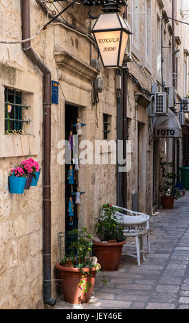 Geschäfte nach unten eine Seitenstraße in der alten Stadt von Dubrovnik, Kroatien, Europa Stockfoto