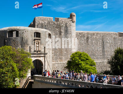 Besucher auf das Pile-Tor der Altstadt Dubrovnik, Kroatien, Europa Stockfoto