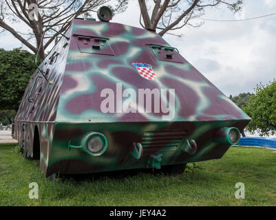 "Majsan" - ein Panzerwagen oder APC gebaut während der Belagerung von Dubrovnik auf dem Display an den neuen Hafen, Dubrovnik, Kroatien, Europa Stockfoto