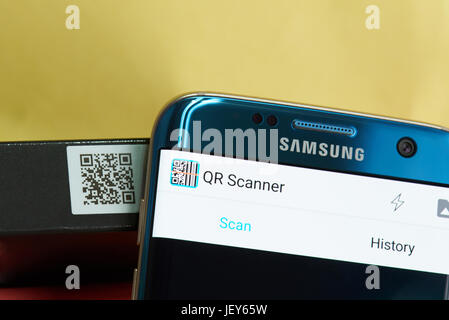 New York, USA - 27. Juni 2017: QR Scanner mobile app Nahaufnahme. Produkt-QR-Code Scannen Stockfoto