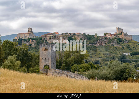 Mittelalterliche Brücke Frías, Burgos Provinz, Kastilien und Leon, Spanien, Europa. Stockfoto