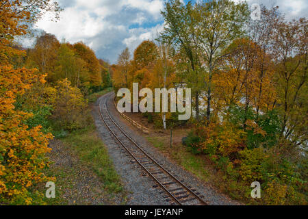 Gleise am Fluss in den Berg Herbstlaub, Adirondacks, NY, Vereinigte Staaten Stockfoto