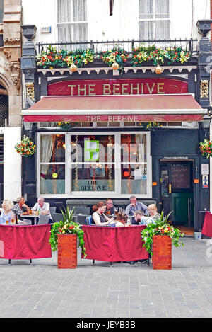 Der Bienenstock-Pub in Liverpool One shopping-Bereich Stockfoto