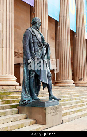 Statue des Earl of Beaconsfield(1804-1881) außerhalb St Georges Hall, Liverpool, uk Stockfoto