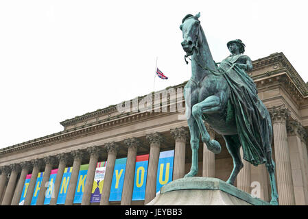 Statue von Königin Victoria auf dem Pferderücken außerhalb St Georges Hall, Lime Street, Liverpool Stockfoto