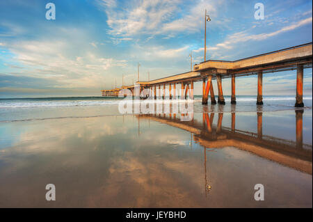 Die ikonischen Venedig Fishing Pier fotografiert nach Sonnenaufgang in Marina Del Rey, CA. Stockfoto