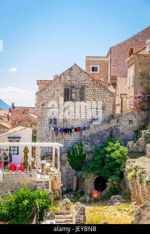 Lokale Häuser in der Altstadt von Dubrovnik, Kroatien Stockfoto