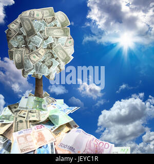 Konzeptbild von Money Tree in Haufen Geld über sonnige Himmel Stockfoto