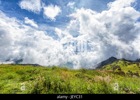 Dramatische Wolken auf einem Ridgetop an der Grenze zwischen Tolima und Quindio in Kolumbien. Stockfoto