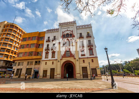 CALI, Kolumbien - Juni 11: Unbekannte Menschen gehen vorbei an der Fassade des Edificio Coltobaco in der Innenstadt von Cali, Kolumbien im 11. Juni 2016. Stockfoto