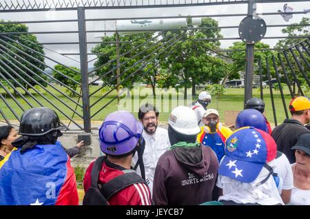 Der stellvertretende Miguel Pizarro, spricht und versucht, die Demonstranten in das Raster der Basis Francisco de Miranda enthalten. Gegen Demonstranten auf montiert Stockfoto