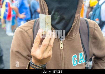 Ein Demonstrant zeigt Schrotflinte Patronen, angeblich verboten, die um Proteste zu zerstreuen. Gegen Demonstranten versammelt auf der Autobahn Francisco Fajardo, ne Stockfoto