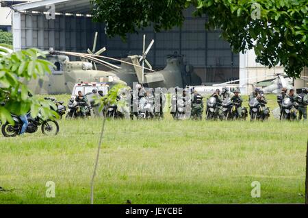 Militär (Bolivarischen National Guard) an der Basis von Francisco de Miranda. Gegen Demonstranten versammelt auf der Francisco Fajardo Autobahn in der Nähe von Francis Stockfoto