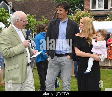 Wales-Fußball-Manager Chris Coleman und seine Frau Charlotte Jackson Öffnen der Heiligen Dreifaltigkeit Newtown Kirche Fete mit ihrer Familie in Soberton Heath in Hampshire. Das Paar war verheiratet in der Kirche, wo Charlotte in der Nähe aufgewachsen.   Rund £14 K soll angehoben werden die für den Unterhalt der Kirche und lokale Wohltätigkeitsorganisationen geht. Mehr als 1500 Schlag Menschen aufgetaucht, die Fete im Garten des einheimischen Sue und Frar Wells, ein sehr traditionelles Dorffest mit Dampfmaschinen, Hüpfburgen, Marmelade Verkauf, Blaskapellen, stattfand, ein Maulwurf, Pflanzenverkauf und eine große Tombola. Chris hatte einen gehen auf einem Fuß Stockfoto