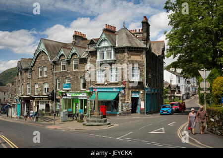 UK, Cumbria, Ambleside, Rydal Road, Postamt und Tourismusbetriebe in Schiefer gebauten Mittel-Gebäude Stockfoto