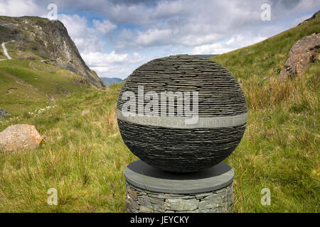 UK, Cumbria, Honister.com Kugel Skulptur außerhalb Schiefer mir oben Honister Pass Stockfoto