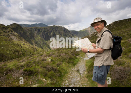 Cmb569 UK, Cumbria, Fleetwith Pike, senior Walker Blick auf Karte auf Weg zu Buttermere vorbei an hohen Stil, Stockfoto